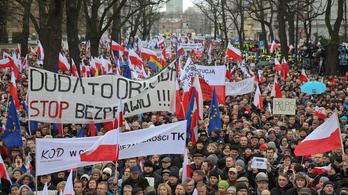 Ez nem Budapest, hanem Varsó: tömegtüntetés az új lengyel kormány ellen