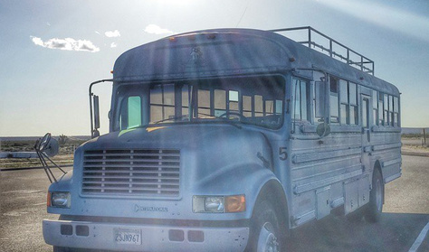 Lepukkant iskolabuszból csinált luxus lakóbuszt, hogy beutazza vele Amerikát