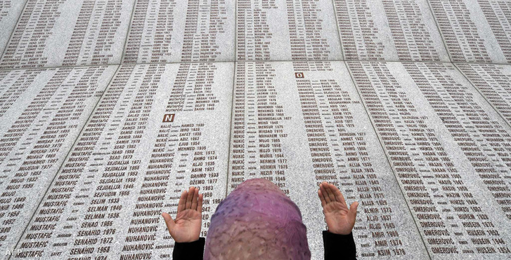 Bosnyák asszony imádkozik az áldozatok nevei felett a Potocari emlékfalnál. A boszniai háborúban legalább 100 ezren haltak meg, több mint 2 millió embernek kellett elhagynia az otthonát. Ez volt a legpusztítóbb európai háború a második világháború után.