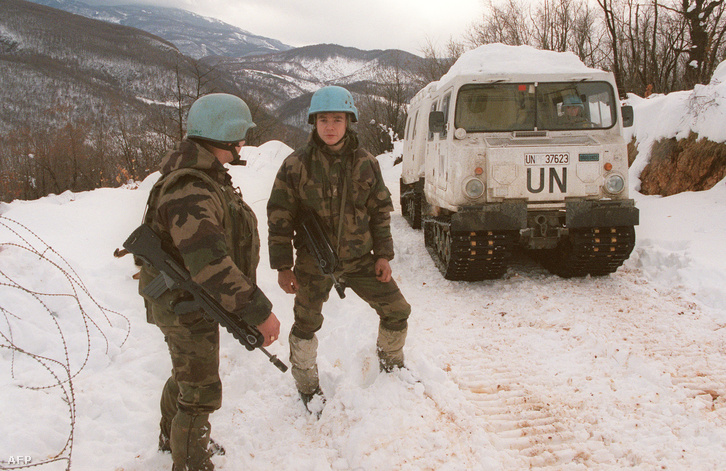ENSZ-katonák a Szarajevó melletti Igman-hegyen 1995 decemberében, a daytoni békekötés után. A megállapodás értelmében az ENSZ alá tartozó UNPROFOR egységek helyét hamarosan a NATO kötelékébe tartozó IFOR 60 ezer katonája vette át, hogy garantálják a béke megőrzését a hadviselő felek között.