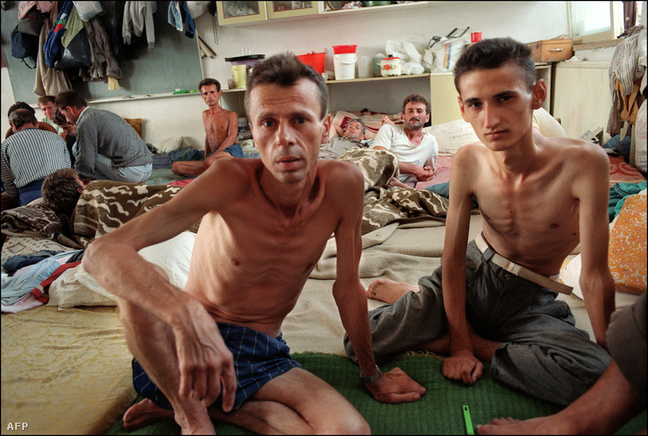 Boszniai foglyok egy szerb táborban 1992 augusztusában. A felvétel nyugati újságírók látogatása során készült.