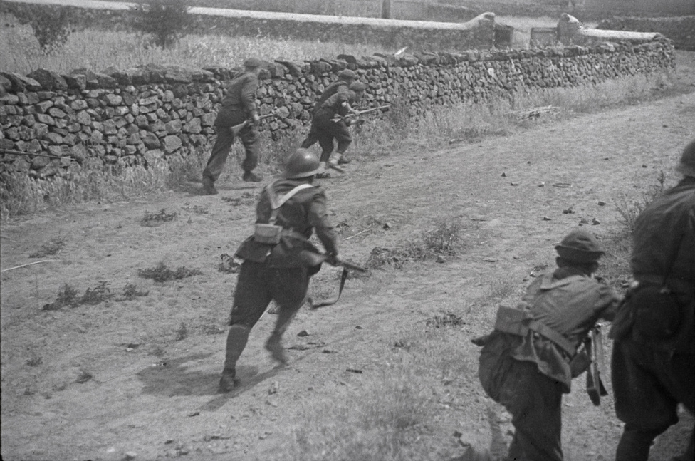 Előre nyomuló spanyol katonák a Cordoba-fronton, 1937. A fiatal Gerda Taro Capához hasonlóan, vakmerően közel ment az akcióhoz. Itt azt fotózta végig, ahogy a képen látható katonák  egy közeli tanyát próbálnak bevenni, ahonnan folyamatosan lövik őket. A sorozat következő képein a fotón középen látható katona méterekkel később összeesik az út közepén.