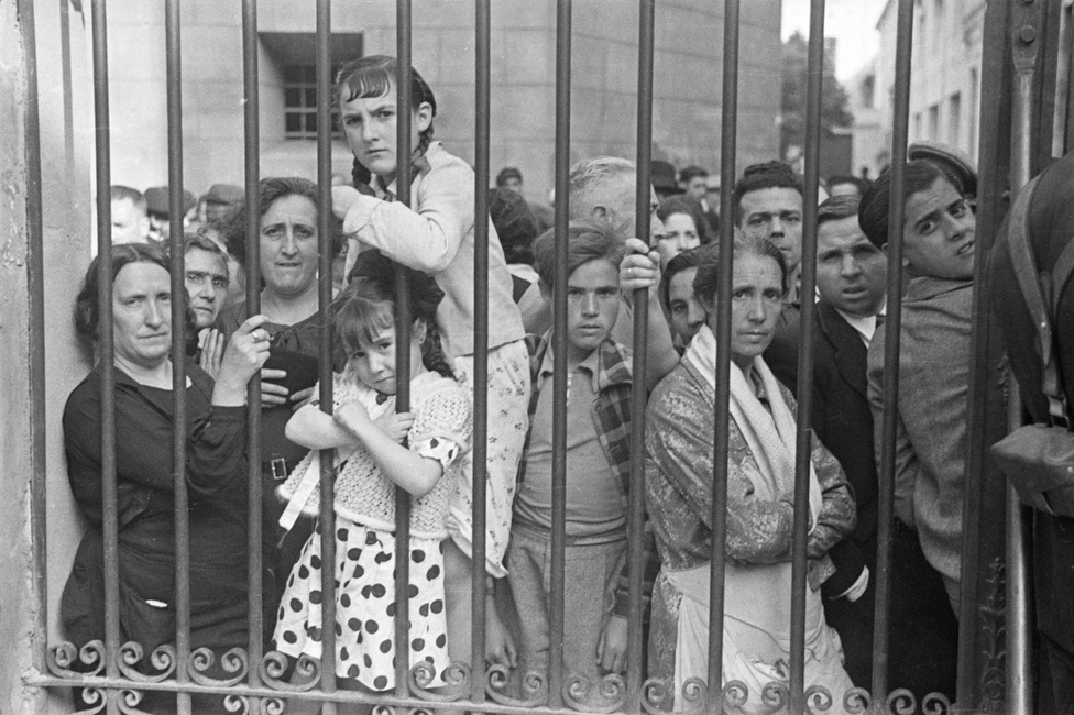 Spanyol civilek egy katonai felvonuláson, 1937.