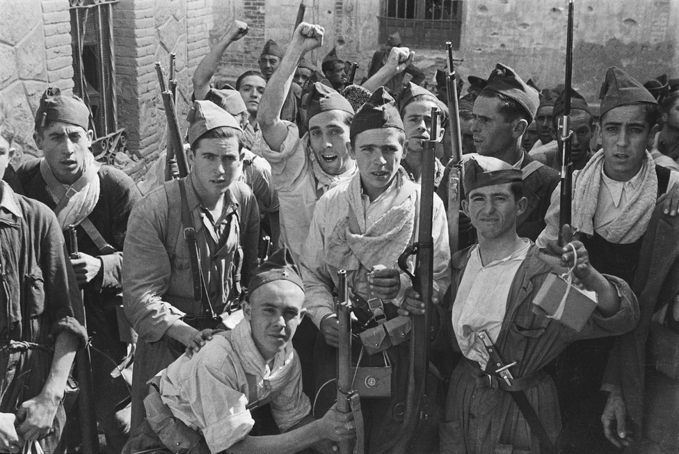 Fiatal köztársasági katonák álltak össze egy közös fotóra Toledóban.