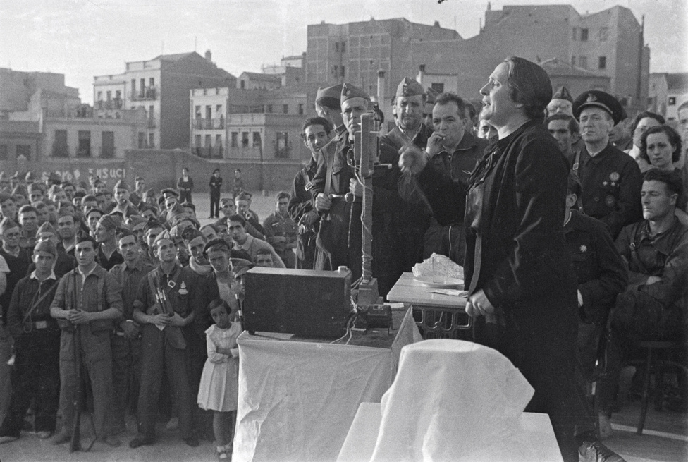 Dolores Ibárruri, a spanyol polgárháború kommunista hősének híres, 1936-os madridi beszéde. Ő emelte át a katonai szlengből a No Pasaran! szlogent, ami az antifasiszta ellenállók jelmondata lett.