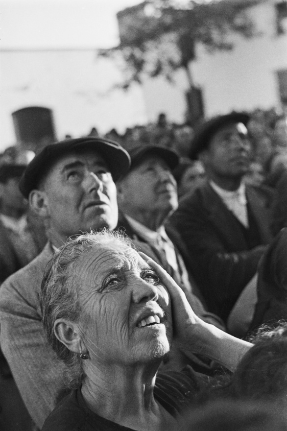 Spanyol földműveseknek fogják a fejüket, amikor tájékoztatót tartanak nekik a bevezetendő földreformokról, 1936.