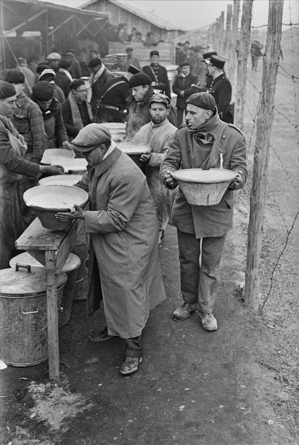Ételosztás a polgárháború menekültjeinek egy francia menekülttáborban, 1939.