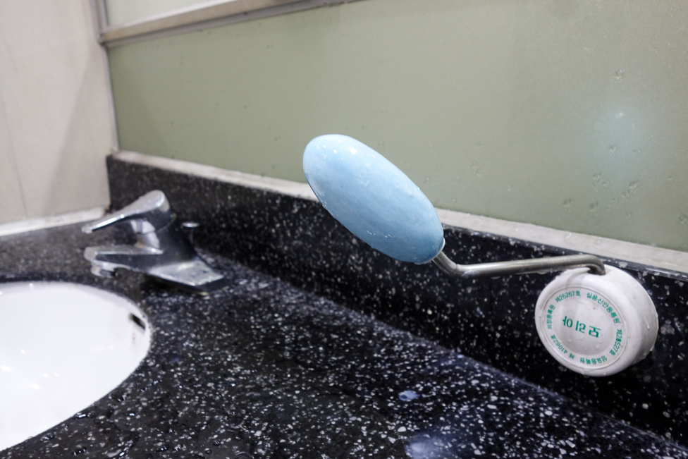 Az egyik legfurcsább dolog, hogy Koreában szinte egyáltalán nem ismerik a folyékony szappant, még köz-vécékben sem. Hogy el ne lopják a mindenki által összetapogatott szappant, a metró vécéjében rúdra csavarják - így markolássza mindenki