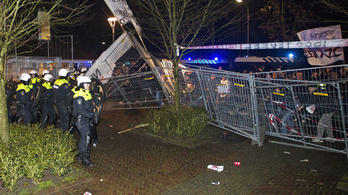 Figyelmeztető lövésekkel állították meg a menekülttábor ellen tüntető hollandokat