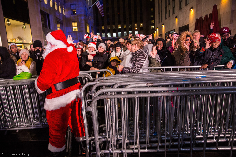 Karácsonyi tömeg New Yorkban. Mindegy is mi a műsor lézershow vagy feketepénteki bevásárlási akció, karácsony ürügyén, néhány mikulás rendező-jegyszedővel már beindul az őrület világszerte. Lassan már novemberben is. Hiába a kerszténynek mondott eredet, egyrészt pogány ünnepekre épül, másrészt valójában nagyon modern ünnepről van szó, aminek a lényege épp a tömeges fogyasztás. Olyan ez, mint a Star Wars-őrület, csak épp minden évben, míg a Lucas-epos ennél szerencsére lassabban gyarapodik. 