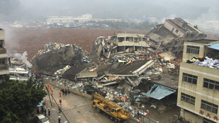 Brutális földcsuszamlás Kínában: legalább 20 embert még keresnek