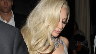 Lady Gaga átlátszó ruhát vett, aztán a kezével próbálta magát takargatni