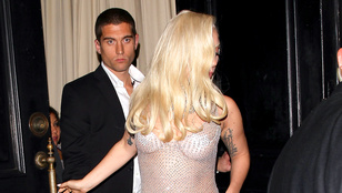 Ön szerint Lady Gaga visel bugyit a ruhája alatt?