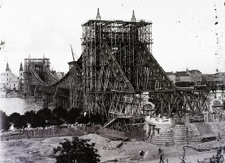 Az "egyes számú" Erzsébet híd építése 1901-ben. 