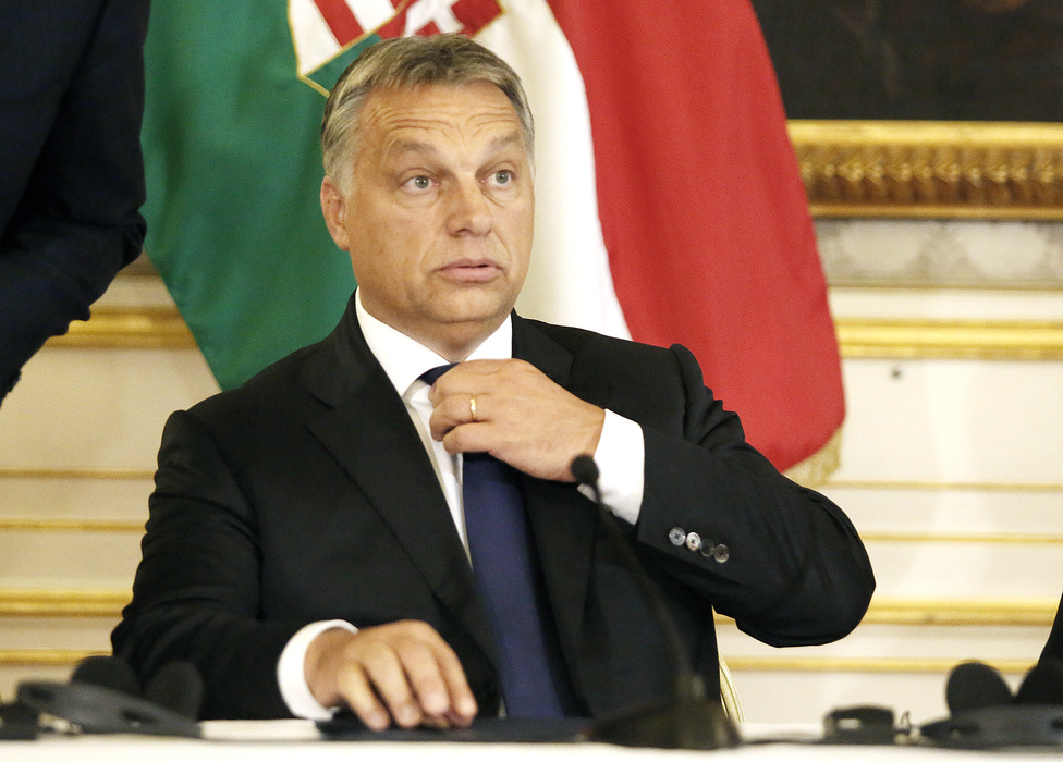 Orbán Viktor beszél sajtótájékoztatón a bécsi nagykövetségen. Orbán már évek óta Európa egyik fő bajkeverőjének számít, és úgy tűnt, Putyin-barátságával és akut Unió-ellenes kirohanásaival 2015 elejére végleg a nemzetközi politika perifériájára szorul. De akkor jött a görög válság és a menekülthullám. Tavasszal Alekszisz Ciprasz megmutatta, milyen fontos, hogy a magyar miniszterelnök legalább a gazdaságban nem kekeckedik a központi döntésekkel, a menekültválságban pedig Orbán nagy kockázatot vállalva bevállalta a rosszfiú szerepét, és győzött. Eleinte úgy tűnt, hogy nettó uszításba átcsapó, a terroristákat, a bevándorlókat és a menekülteket összemosó álláspontjával egyedül marad Angela Merkel együttérzőbb, befogadást hirdető véleményével, azonban ahogy nőtt az ellenőrzés nélkül Európa szívébe érkező menekültek száma, úgy vált Orbán véleménye "idegengyűlölőből" "realistává". Orbán az európai szélsőjobb ikonjává vált, beszédeit a francia Nemzeti Frontban, a Német Nemzeti-demokrata Pártban és Jörg Haider egykori pártjában is egyetértőleg idézik. Nem véletlen, hogy a konfliktusok és törésvonalak mentén ügyesen lavírozó magyar miniszterelnököt a Politico az év emberének választotta. 