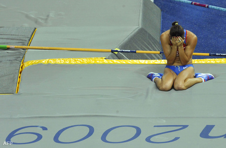 A világcsúcstartó Jelena Iszinbajeva óriási meglepetésre érvényes kísérlet nélkül kiesett a női rúdugrás döntőjében a berlini atlétikai világbajnokságon. Az utolsó ugrás után sírva fakadt a pályán
                        