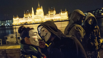 Vizsgálják az Anonymous-videót, amelyen megfenyegették Orbánt