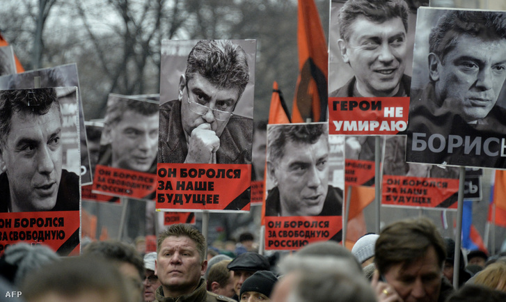 Gyászmenet lett a március 1-re tervezett ellenzéki tüntetésből, miután két nappal korábban Moszkva belvárosában lelőtték Borisz Nyemcovot. A playboy életét élő 55 éves ellenzéki politikus halálával egy csecsen tisztet vádolnak, de kérdés, hogy a gyilkosság szálai csak Ramzan Kadirovig vagy a Kremlig érnek.