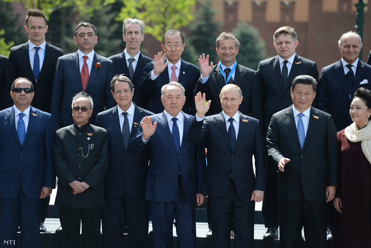 Ez az a fotó, amit Putyin biztosan nem ilyennek szeretett volna látni. A május 9-i győzelem napi ünnepségre a nyugati államok vezetői csak nagyköveteiket küldték el. Az orosz elnöknek az egyetlen komoly játékos Kína mellett a FÁK-országokkal kellett beérnie.