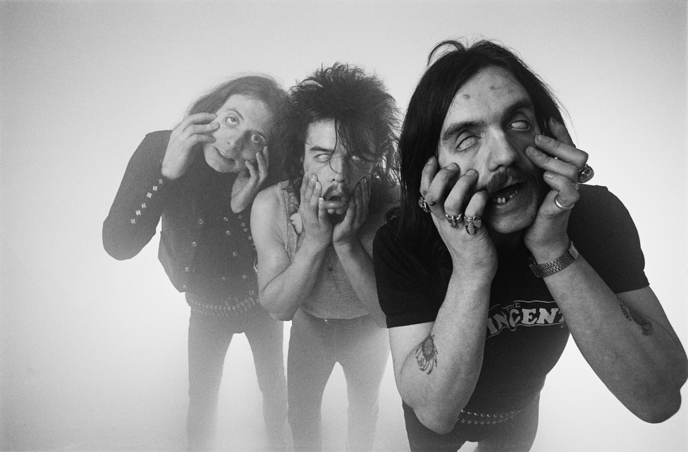 A Motörhead első klasszikus felállása. A kép az Ace of Spades kislemez, majd nagylemez megjelenését követően készült. A máig klasszikus lemez az angol slágerlisták negyedik helyén nyitott a megjelenés hetében és a mai napig jelentős eladásokat produkál. A képen balról jobbra Eddie, Philty Animal és Lemmy. 