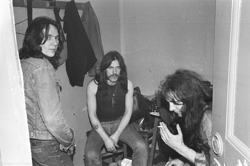 Ez a kép 1977-ben készült, a képen Lemmy és Eddie "Fast" Clarke látható egy haverjuk társaságában. A zenekarban ekkor már Phil "Philty Animal" Taylor dobolt, aki a T.Rex dobos Lucas Fox helyére érkezett.  