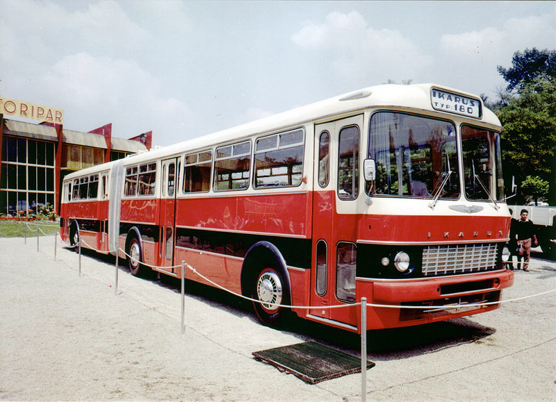 Az Ikaruson nagy volt a nyomás, hogy a nyugati országokban már megszokott, csuklós típust kifejlessze. Ezért az Ikarus egy Henschel gyártmányú csuklós buszt vett alaposan szemügyre – ez azt jelentette, hogy gyakorlatilag lemásolták a német típust. Az új, nagy befogadóképességű csuklós buszt 1961-ben mutatták be a Budapesti Nemzetközi Vásáron. Megfelelő hajtáslánc hiányában azonban a prototípus nem volt üzemképes, mivel sokáig nem volt megfelelő motor az új típusokhoz, így a 180-as sorozatgyártása csak 1964-ben kezdődhetett meg