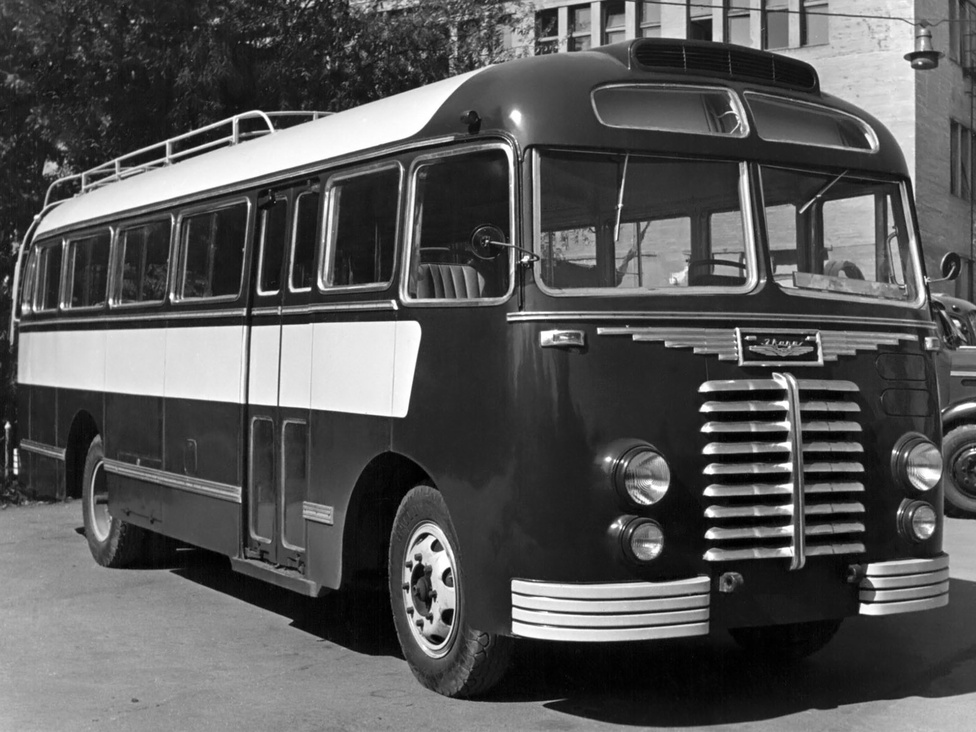 Az Ikarus 30-ast 1951-re fejlesztették ki. Ezeken a buszokon tűnt fel elsőként az Ikarus logó és felirat. Az első komolyabb exportsiker is ehhez a típushoz köthető, ugyanis Kínába 600 darabot szállítottak az önhordó karosszériás kisbuszból