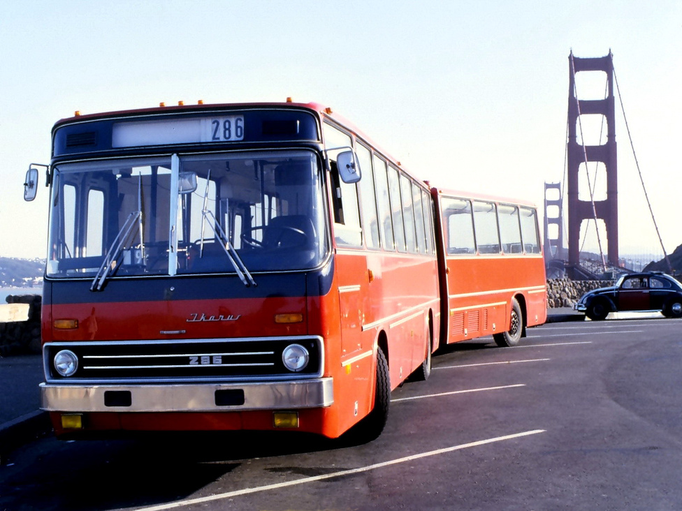 Ikarus 286 a Golden Gate hídnál 1979-ben. Az Ikarus 1977-ben készítette el a 18,2 méter, vagyis 60 láb hosszú 286-os típust László Anna tervei alapján. A kocsit ezután kiszállították az Egyesült Államok nyugati partvidékére, ahol bemutatókon vett részt, többek között Los Angelesben és San Franciscóban is. A meggypiros busz nagy feltűnést keltett, ugyanis az USA-ban akkoriban szokatlan látványt nyújtottak a csuklós buszok, ezért az amerikai köznyelvben Big rednek, a buszos szakmában pedig, a konstruktőr után, Anna babynek becézték