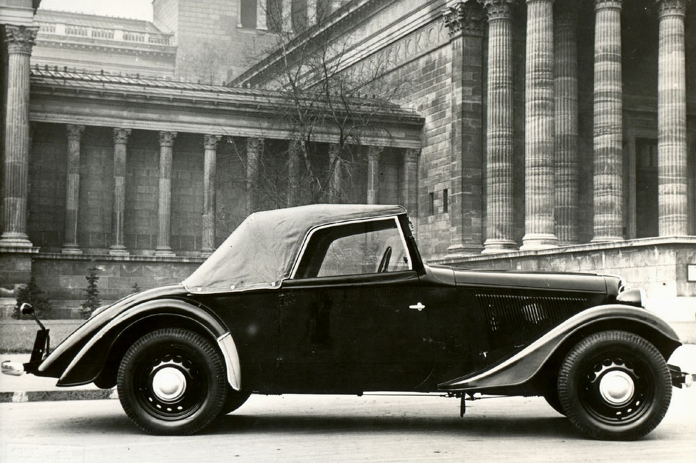 Az 1937-ben készült Adler-alvázas Cabriolet a műértők szerint a valaha készült legszebb magyar autó. Néhány évvel korábban Uhry Imre műhelye csődbe ment, de családi összefogással sikerült megmenteni a céget és megalapították az Uhri Testvérek Autókarosszéria- és Járműgyár Kft-t. (A család ekkoriban már az Uhri írásmódot használta, a végén i betűvel, nem ipszilonnal.)