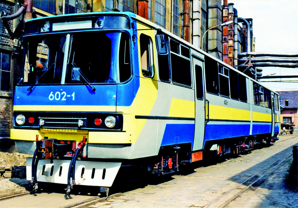 Ikarus sínbuszok. Kevésbé ismert, hogy az Ikarus a Ganz-Mávaggal közösen gyártott sínbuszokat. A prototípust az 1983-as BNV mutatták be, majd azt a MÁV is tesztelte, de végül a hazai üzlet elmaradt. A maláj vasútnak viszont megtetszett az esztétikus motorvonat, ezért 1987-ben tíz darabot rendeltek a járműből. Néhány évvel később, 1992-ben, újabb két járművet rendelt a maláj Palm Resort golfklub, ezek egyike látható a fenti fotón