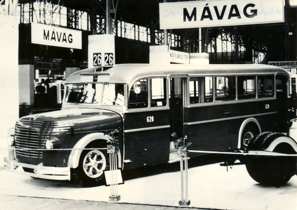 Az első fémkarosszériás autóbuszok megújított változatát MÁVAG N26/39 alvázra építették 1938 és 1944 között. A buszok dízelmotorja a Láng gépgyárban készült. Az egyedi bajuszszerű díszítés miatt a budapesti utazóközönség harcsának keresztelte az akkoriban modernnek számító járműveket. Ekkoriban a gyár már kinőtte a Hungária körúti telephelyet, ezért a mátyásföldi Margit utcába költöztek, ahol a repülőtér közelsége miatt a repülőgépgyártásba és -javításba is belefogtak. Viszont a negyvenes évek budapesti utcaképének meghatározó típusából, a harcsából a második világháború alatt az összes megsemmisült vagy javíthatatlanul megrongálódott