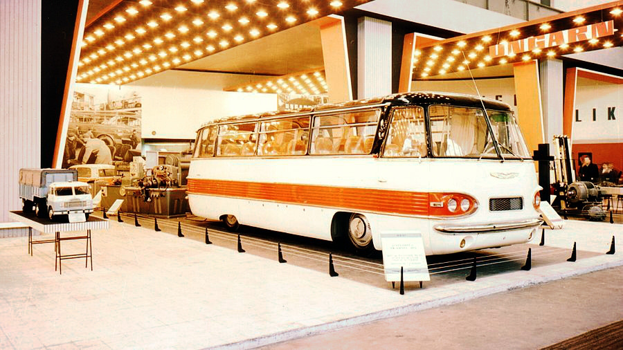 Az Ikarus 303-as volt a szuperluxus kategória megtestesítője az ötvenes évek végén, az autóbusz formatervét Finta László készítette, ami mindenképpen újszerű volt a visszafogott díszítések és a kétszínű karosszériaelemek miatt. Több, a repülős szakmából átigazolt tervező keze munkáját dicséri az 1959-es budapesti ipari vásáron bemutatott távolsági busz. Az egyik prototípus bemutatkozott az 1960-as lipcsei vásáron is, ahol feltűnést keltett az akkor még alig ismert magyar gyártó. Ez volt az első hazai légrugós jármű. A futóművek sajtolt elemekből készültek és elöl-hátul független kerékfelfüggesztése volt a busznak. A döntött biztonsági kormányoszlop és a hidraulikus szervokormány a biztonságot növelte
