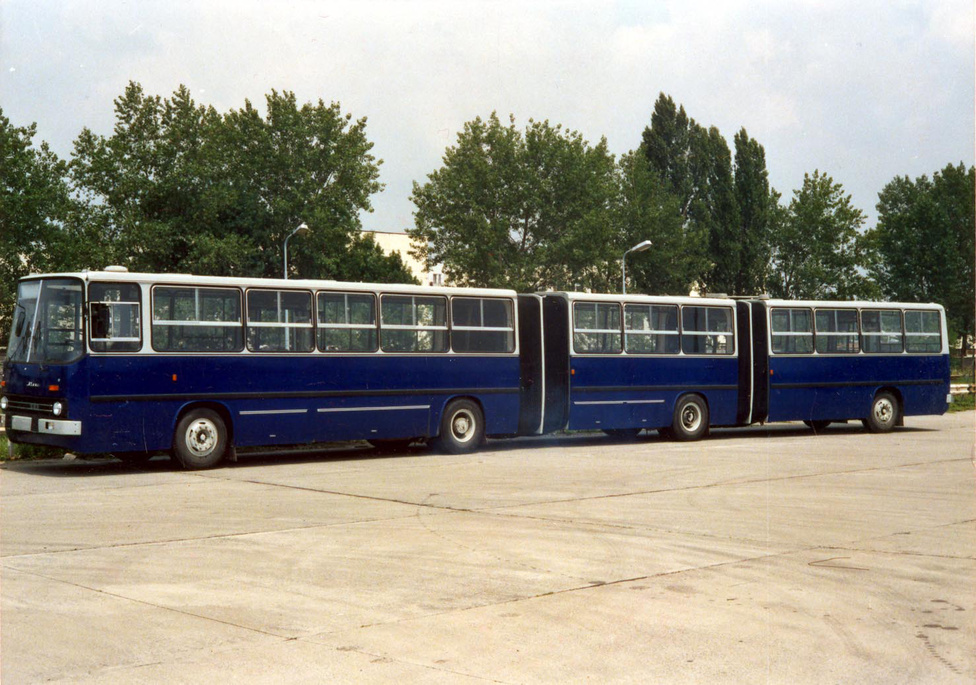 A 200-as sorozatra tette fel a koronát a dupla csuklós Ikarus 293-as 1988-ban, a mai napig ez a leghosszabb magyar gyártású jármű: 22,5 méter hosszú volt. A 229 utas szállítására alkalmas autóbuszt a BKV több hétig tesztelte, de a kocsi nem váltotta be a hozzá fűzött reményeket. Főleg az irányítása és menetdinamikája okozott problémát a sofőröknek, az utazóközönséget azonban lenyűgözte