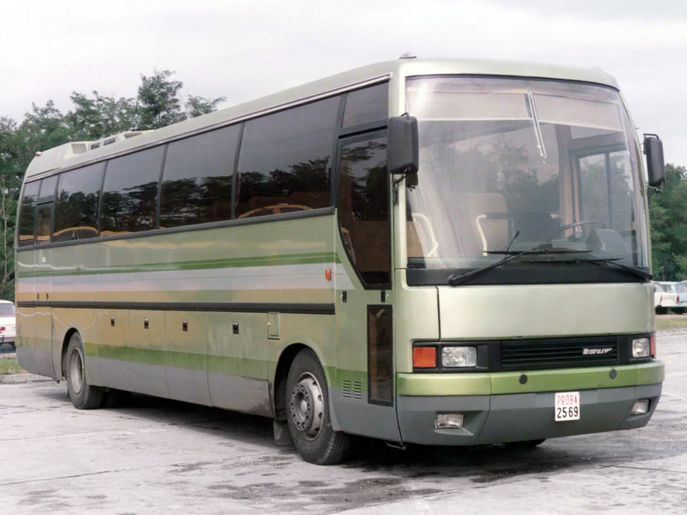 Az 1984-es BNV-n az Örsi Ferenc által átrajzolt 386 K1 jelű prototípust mutatta be a gyár. Ebben az időben még a konkurencia is a legszebb hátfalú autóbuszának titulálta a 300-as családot. A jármű úttörőnek számított a távolsági és turista szegmensben, hiszen a mai napig ilyen kialakításúak ezek a kategóriájú buszok