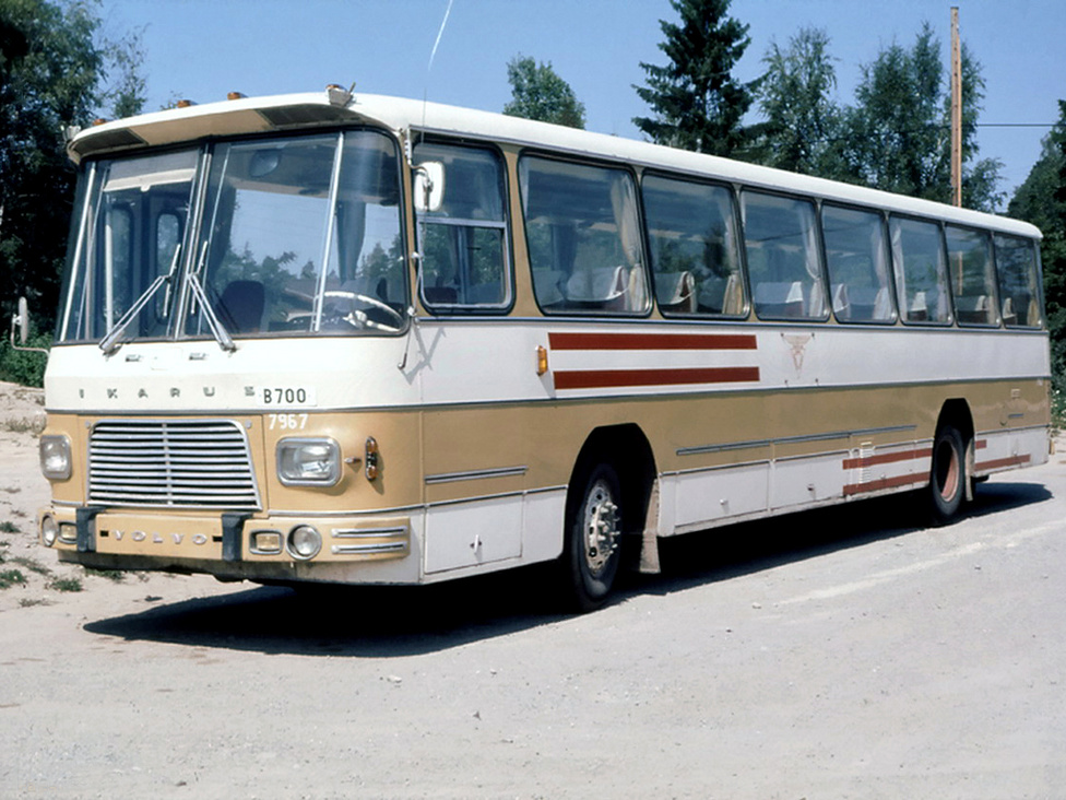 Az Ikarus Egyedi Autóbuszgyár, azaz az Ikarus EAG első típusa a 657-es 1967-ből. Amikor a hatvanas évek közepén Svédországban áttértek a bal oldali közlekedésről a jobb oldalira, a meglévő járműpark szinte teljes cseréje, átalakítása vált szükségessé. Mivel rengeteg autóbuszra volt szükség, a nyugati cégek mellett más országok is lehetőséget kaptak buszok szállítására. Ilyen előzmények után készült el a svéd piacra szánt Volvo-alvázas Ikarus EAG 657-es