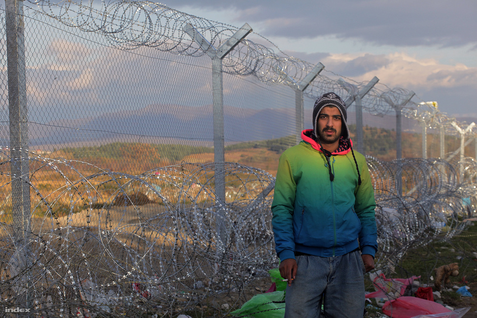 A görög-macedón határon álló iráni menekült fotója a menekültválság tragikus fordulatának idején készült. Vidám, európaias öltözéke, és elkeseredett arca arra a pillanatra emlékeztet, amikor a nagypolitika nemtörődömsége miatt a menekültválság tragédiája nem várt szintre emelkedett. Menekültek fordultak menekültek ellen:Néhány nap alatt hatalmas tömeg torlódott fel a görög határon. Rengeteg olyan menekült is volt köztük, akik nem háborús konfliktus elől jöttek, de ezrével táboroztak ott irániak, szomáliaiak, eritreaiak, jemeniek, akik számára nem volt visszaút a hazájukba. A látvány, hogy a szemük láttára engedik tovább a többi menekültet akkora feszültséget gerjesztett, hogy néhány nap alatt elszakadt a cérna, a tömeg egyik fele barikádot emelt a határátkelőhoz, majd rátámadt szír-iraki-afgán menekültekre. A  problémát az európai politika átgondolatlansága okozta, a határon a szörnyű körülmények közt lévő menekültek tépték, szaggatták egymást. A rendőrök a drótkerítés mindkét oldalán tétlenül nézték a konfliktust. A fotón látható férfi egyike volt a barikádnál őrködő menekülteknek.