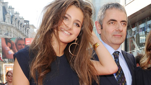Rowan Atkinson vagyonokat költ lánya popkarrierjére