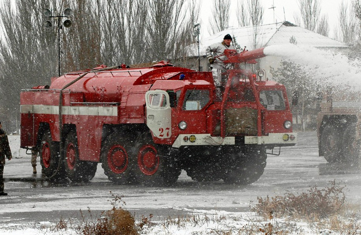 Néhány orosz katonai repülőtéren még alkalmazzák a MAZ reptéri tűzoltót