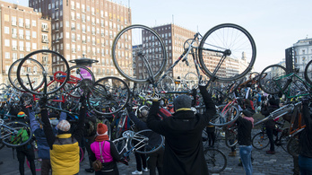 Rengetegen kerékpároztak az elhunyt elnök tiszteletére