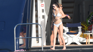 Kendall Jenner bikiniben évődik állítólagos pasijával