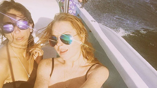 Amíg ön bundában is megfagy, Lindsay Lohan bikiniben nyaralgat 