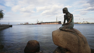 Meztelenkedés miatt blokkolta a Facebook a híres koppenhágai szobor képét