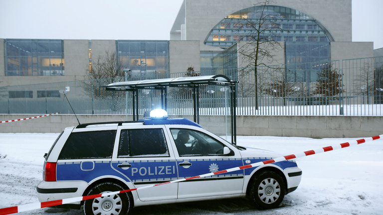 Gyanús csomag miatt lezárták a berlini kancellári hivatalt