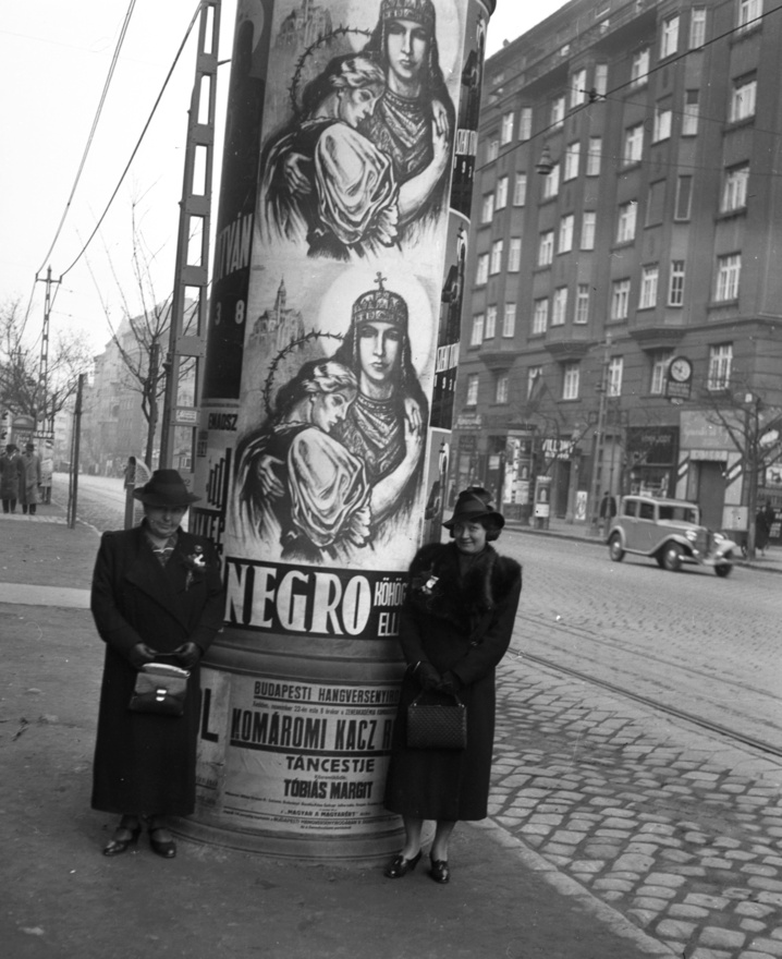 Ez a furcsa, szentkoronás, tövisglóriás, parasztblúzos Negro-reklám, az itt-ott neobarokk házakkal megpettyezett, Bauhaus stílusú Margit-körút közepén tökéletesen visszaadja a kor különös hangulatát. 1939-et írunk.