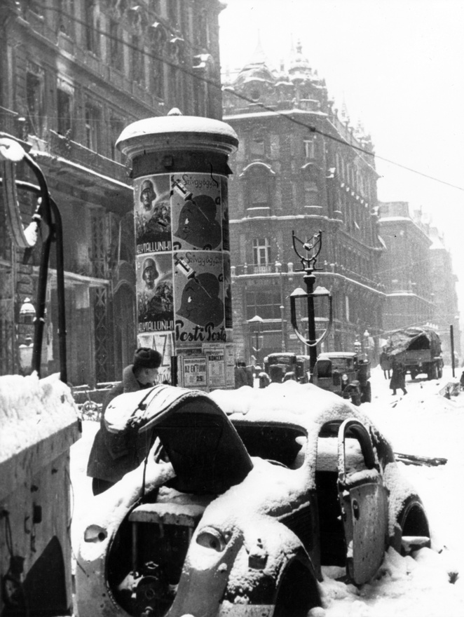 Autóroncs a Váci utcában, 1945 telén. A hirdetőoszlopon a szokásos programajánlók mellett két 