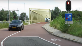 Szembe-kerékpározható egyirányú utcák? Van jobb is!