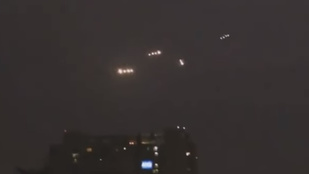 Kötelékben repülő fénygömböket videóztak le a chilei főváros felett