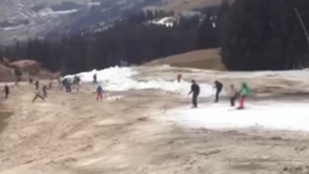 Helikopterrel viszik a havat a sárban síelő embereknek