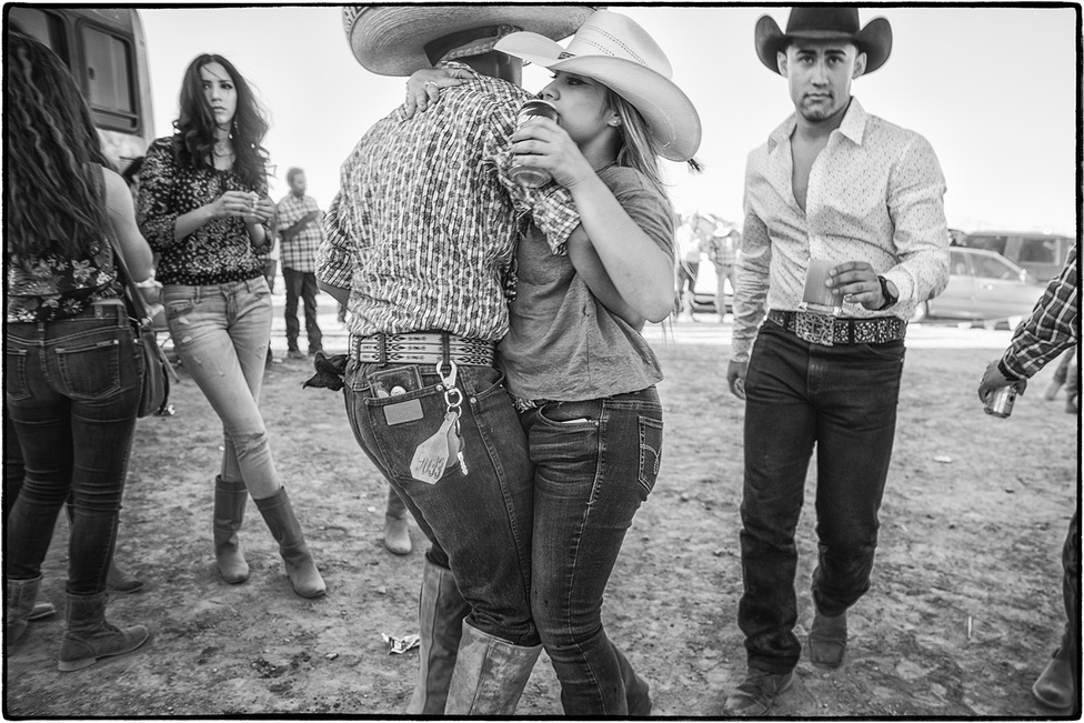 A lovaglás mellett a charrokultúra elengedhetetlen részei a zene és a tánc. A lovasélet és a mariachi kultúra már összeért, nem véletlenül viselnek a zenészek sem túlcicomázott lovasruhákat és kalapokat.