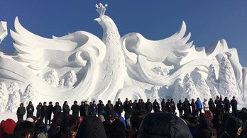 Egy utcányi hószobor hó nélkül: ez a kínai sífutás